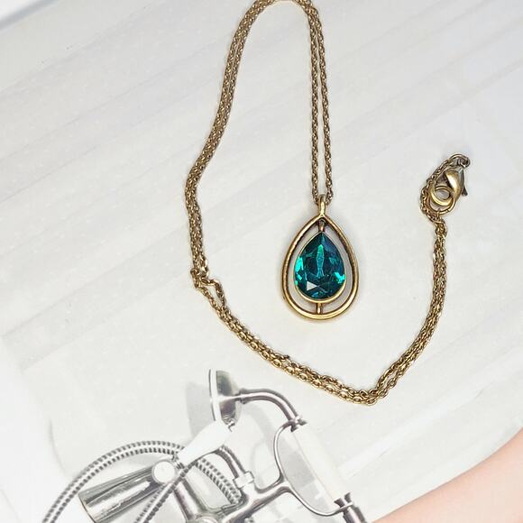 Trendy New Green Rhinestone Tear Drop Necklace Gold Tone - Picture 1 of 1